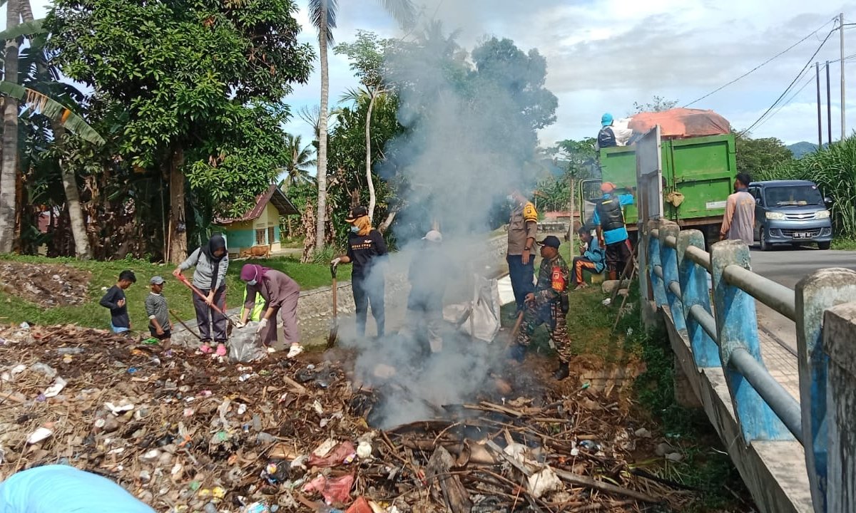 Warga membersihkan sampah di Kecamatan Bulango Timur, Kabupaten Bone Bolango, Gorontalo, Jumat (03/03.2023). (Foto: Nur Nadiva Daeng untuk HARGO)