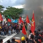 Masa aksi saat membakar ban bekas di depan gedung DPRD Provinsi Gorontalo. (Foto: Nur Afni Tobelo untuk HARGO)