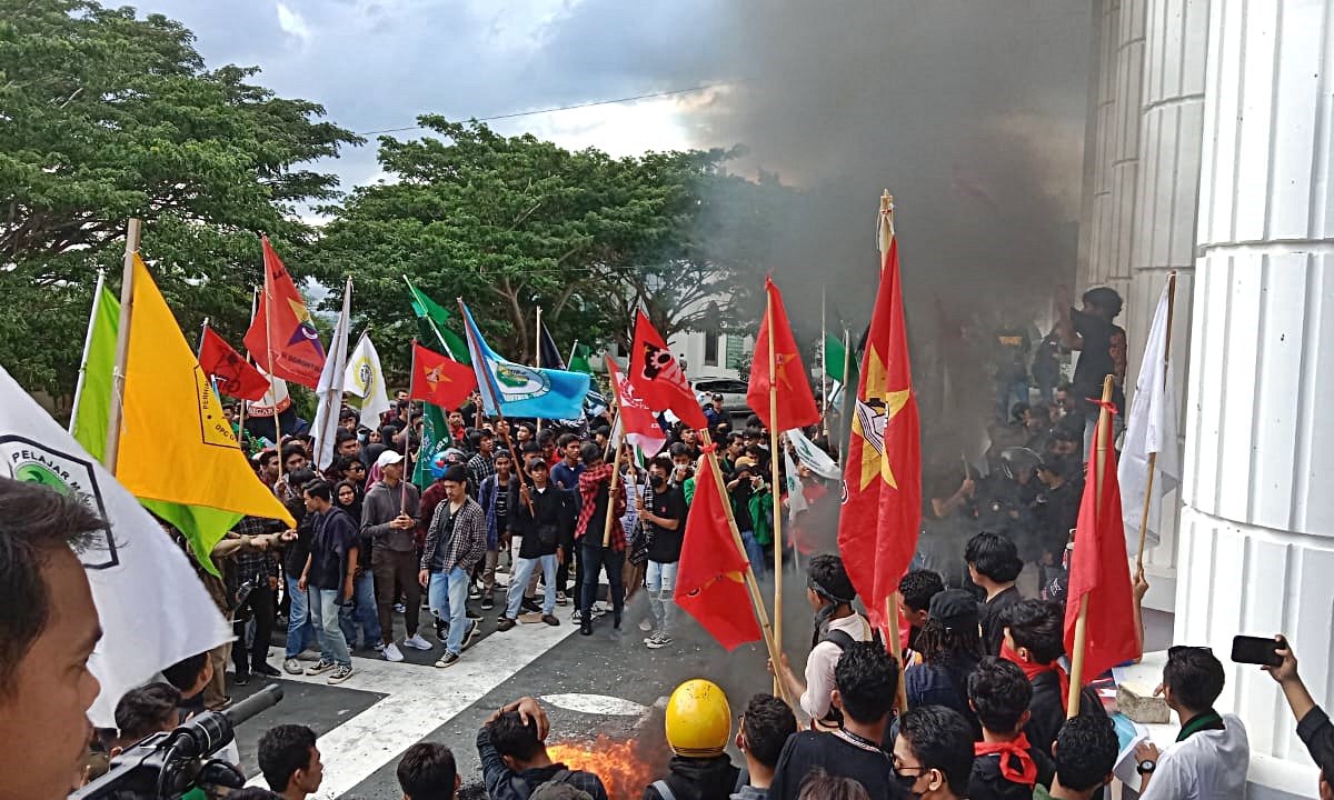 Masa aksi saat membakar ban bekas di depan gedung DPRD Provinsi Gorontalo. (Foto: Nur Afni Tobelo untuk HARGO)