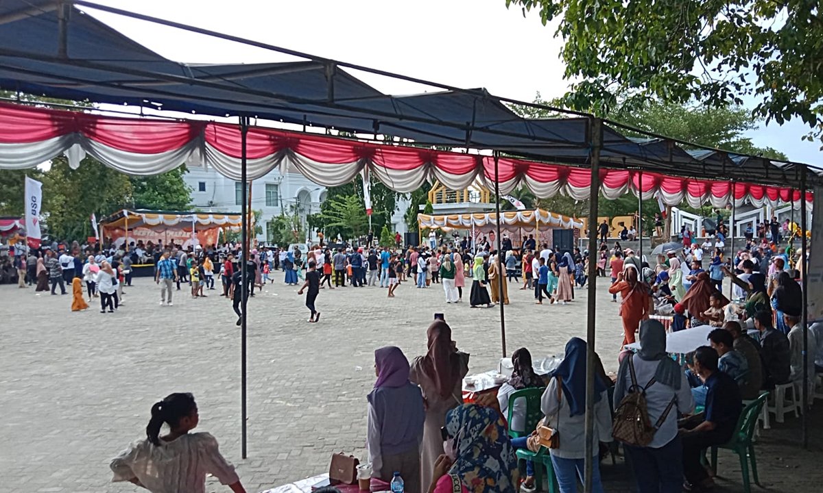 Ratusan masyarakat padati lapangan taruna remaja, Kota Gorontalo. (Foto: Nazlia Busra untuk HARGO)