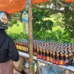 Salah satu pedagang lampu botol yang ada di Jalan Prof. Dr. H. Aloei Saboe Kota Gorontalo. (Foto: Indrawati Endris untuk HARGO)