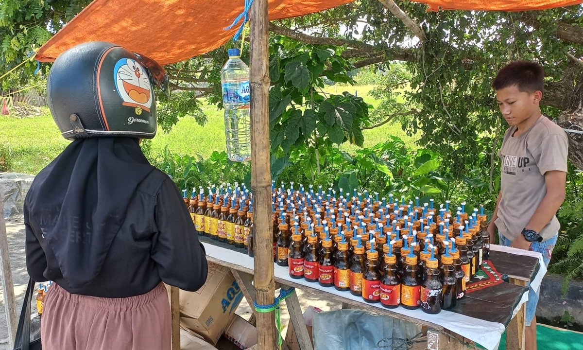 Salah satu pedagang lampu botol yang ada di Jalan Prof. Dr. H. Aloei Saboe Kota Gorontalo. (Foto: Indrawati Endris untuk HARGO)