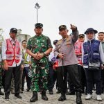 Kapolri Jenderal Listyo Sigit Prabowo bersama dengan lintas sektoral terkait saat meninjau Pelabuhan Merak, Senin (10/4/2023). (Foto: Istimewa)