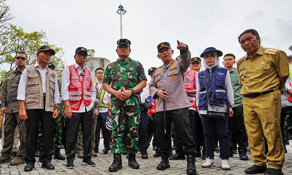 Kapolri Jenderal Listyo Sigit Prabowo bersama dengan lintas sektoral terkait saat meninjau Pelabuhan Merak, Senin (10/4/2023). (Foto: Istimewa)