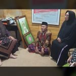 Abah Ghaos (kiri) menerima Dahlan Iskan, Napsiah Sabri Dahlan Iskan, dan Nicky.--