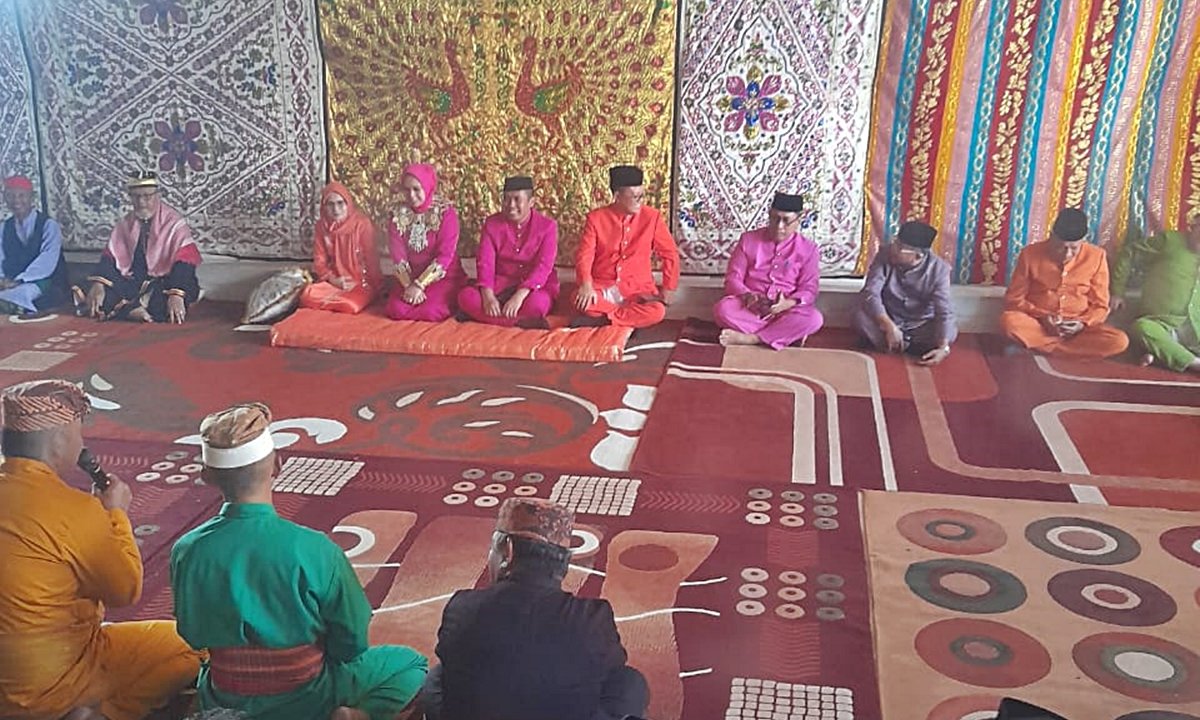Proses upacara adat pisah sambut Kapolres Gorut, Selasa (11/04/2023) di Tolopani Room. (Foto: Alosius M. Budiman/HARGO)