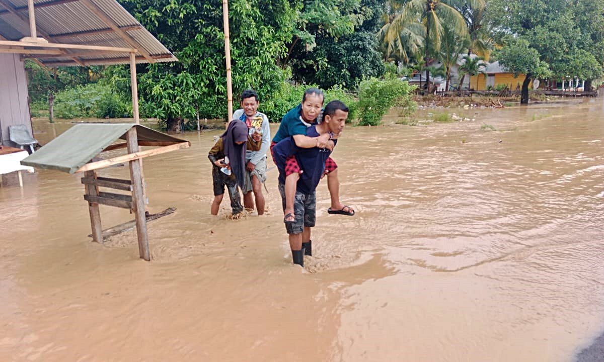 Proses evakuasi warga yang terdampak banjir di Kecamatan Popayato Barat. (Foto: Istimewa)