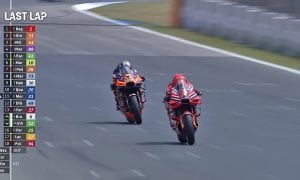 Duel seru Francesco Bagnaia versus Brad Binder saat memasuki garis finish MotoGP Spanyol, Ahad (30/04/2023). (Youtube/SPOTV Asia)