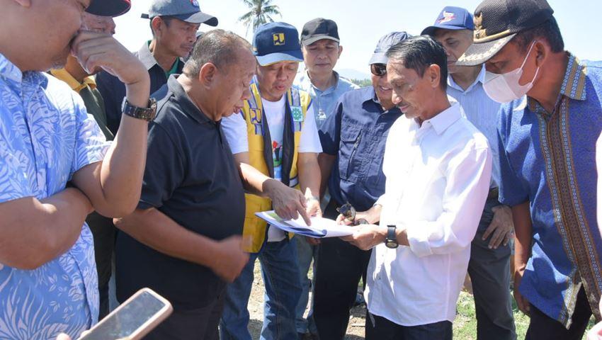 Bupati Gorontalo Nelson Pomalingo saat melakukan kunjungan ke lokasi pembangunan Islamic center. (Foto: Istimewa)