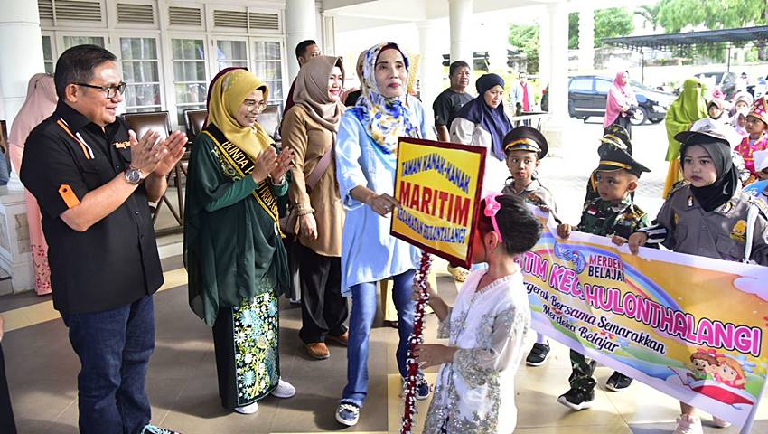 Walikota Gorontalo, Marten Taha ketika melepas karnaval budaya anak TK se- Kota Gorontalo, Minggu (28/5/2023). (Foto: Istimewa)