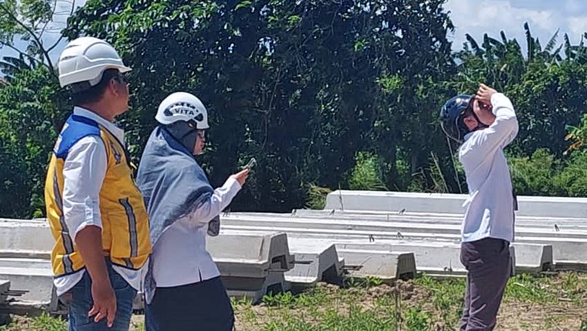 Pihak PLN ULTG Gorontalo melakukan sosialisasi sekaligus pengecekan di lapangan, kepada pihak pekerja proyek normalisasi sungai.(Foto: Istimewa)