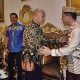 Kajari Kabupaten Gorontalo yang Lama, Armen Wijaya saat bersalaman dengan ketua Fraksi PPP Jayusdi Rivai diacara pisah sambut Kajari. (Foto: Istimewa)