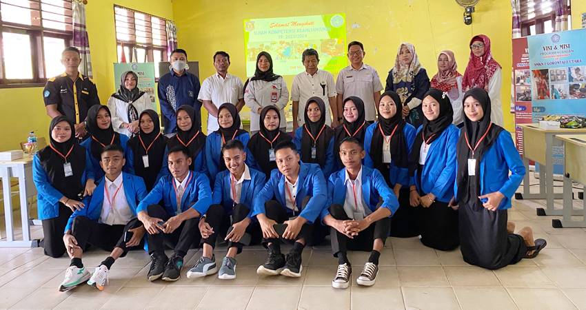 Chicilia Novi Astuti Arifin selaku HRD di PT Gorontalo Cemerlang (Harian Gorontalo Post) bersama siswa SMK Negeri 1 Gorontalo Utara.