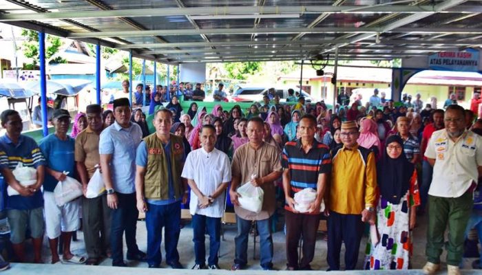 Pemkab Gorontalo Bagi-bagi 350 Paket Bahan Pokok For Warga Desa Bunggalo