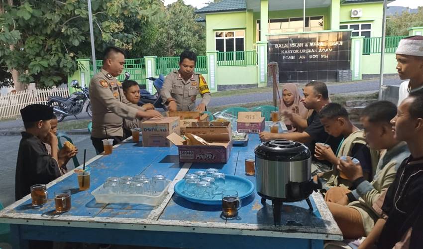 Polsek Botupingge Buka Puasa Bareng Anak Yatim dan Serahkan Bantuan Bahan Pokok