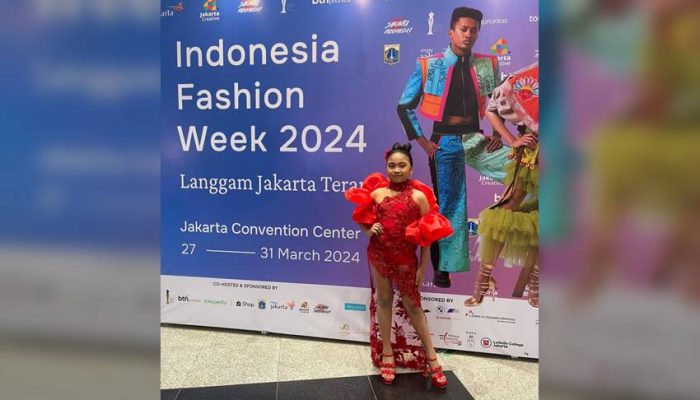 Tampil dengan Tema Warna Adat Gorontalo, Arzetta Ramadhani Gobel Pukau Pengunjung IFW 2024