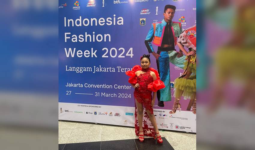 Tampil dengan Tema Warna Adat Gorontalo, Arzetta Ramadhani Gobel Pukau Pengunjung IFW 2024