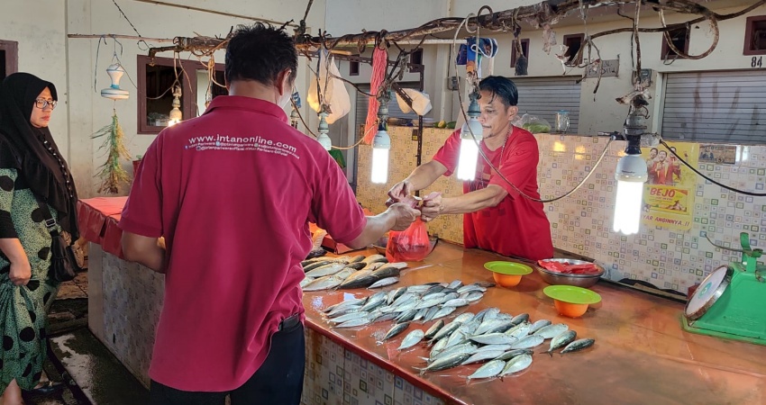 Aktifitas masyarakat di pasar Liwuwo, Kota Gorontalo, Kamis (29/02/2024).(Foto: Rizki Tahtiar untuk HARGO)