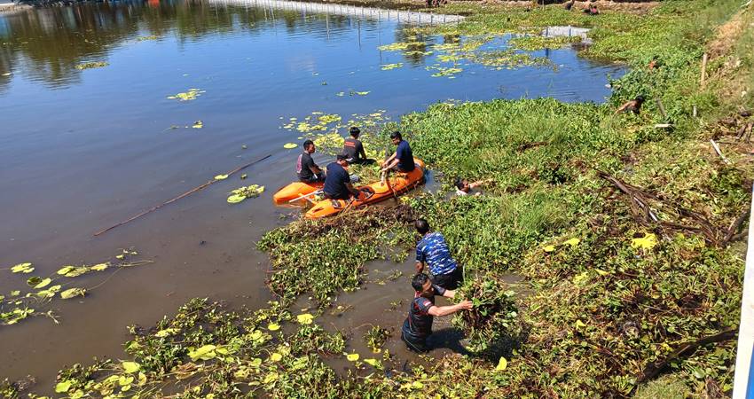 Bakti sosial di Danau Perintis yang digelar dalam rangka memperingati HUT Satpol PP dan Satuan Pembina Masyarakat serta Pemadam Kebakaran.(Foto : Kharisma Aulia untuk HARGO)