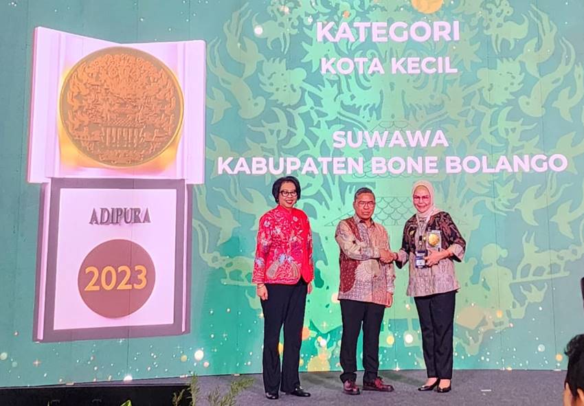 Bupati Bone Bolango, Merlan Uloli ketika menerima penghargaan Adipura 2023, Selasa (5/3/2024).