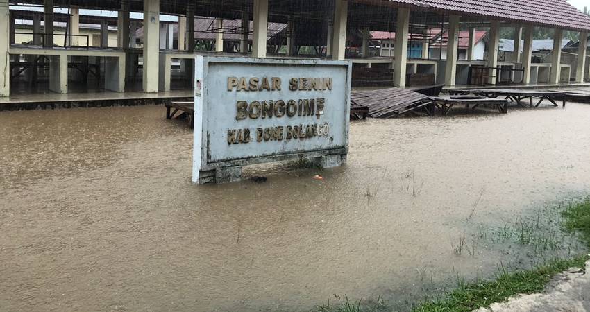 Pasar Senin Desa Bongoime, Kecamatan Tilongkabila, Kabupaten Bone Bolango tergenang air. (Foto: Abdulharis untuk HARGO)