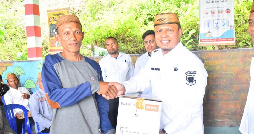 Foto: Sekretaris Daerah (Sekda) Roni Sampir saat menyerahkan secara simbolis bantuan kepada nelayan dan petani yang ada di Batudaa Pantai.