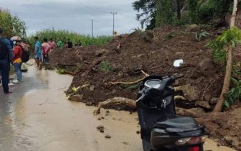 Bencana tanah longsor Memutus akses jalan lintas Sulawesi dibagian barat Gorontalo Utara, Jumat (1/3/2024) malam. (Foto : Tasya Dilapanga untuk HARGO)