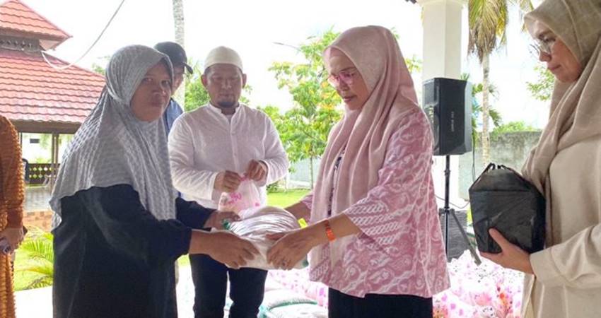 Foto: Bupati Bone Bolango, Merlan Uloli ketika menyerahkan bantuan bahan pokok kepada petugas kebersihan, Senin (11/3/2024). (Foto: Prokopim)