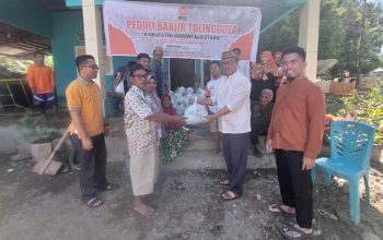 Bareng Ketua dan Pengurus PKS Gorut, Gustam Salurkan Bantuan untuk Warga Korban Banjir Tolinggula