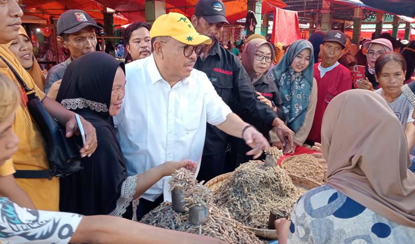 Blusukan ke Pasar, TU Borong Jualan Pedagang dan Dibagikan ke Pengunjung