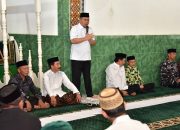 Ismail Pakaya saat memberikan sambutan di Masjid Al Muttaqin, Desa Yosonegoro, Kecamatan Limboto Barat, Kabupaten Gorontalo, Rabu (17/4/2024). (Foto: Diskominfotik)