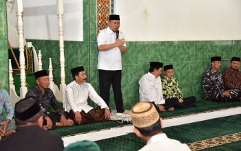 Ismail Pakaya saat memberikan sambutan di Masjid Al Muttaqin, Desa Yosonegoro, Kecamatan Limboto Barat, Kabupaten Gorontalo, Rabu (17/4/2024). (Foto: Diskominfotik)