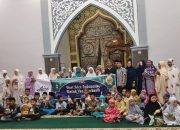 Jemaah Masjid As-Syifa Bone Bolango Terima Pembagian Takjil Gratis