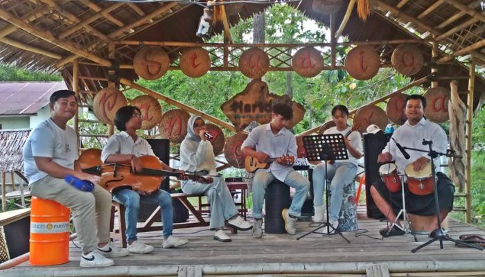 Grup Musik Ti_Fosic Hibur Pengunjung Pasar Ambuwa